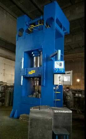 Hydraulic press 900t